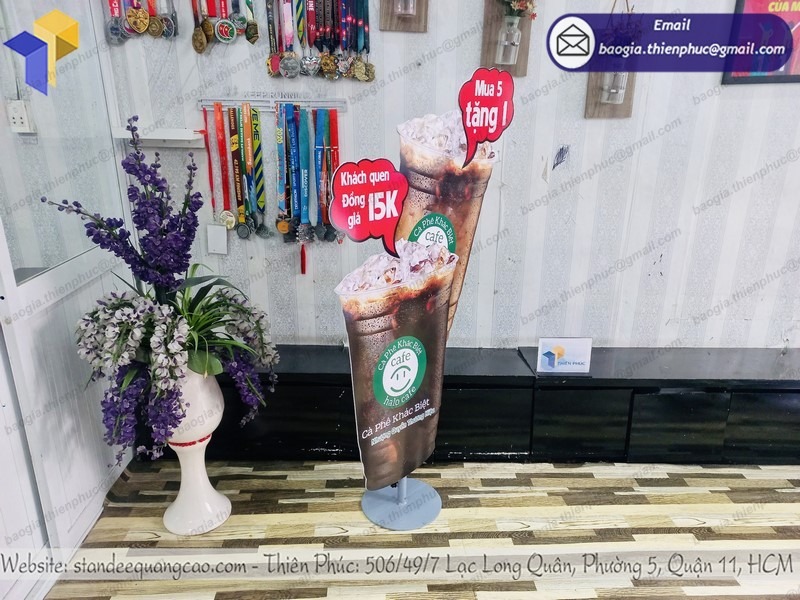 gia-cong-standee-hinh-ly-cafe-dep