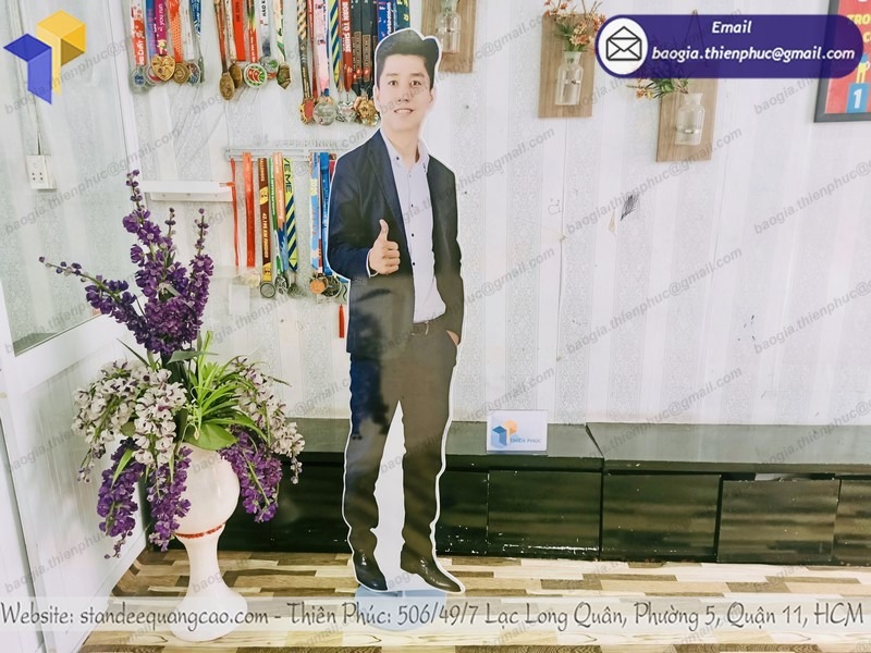 standee-hinh-nguoi-can-format-gia-re