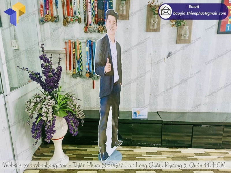 thiet-ke-standee-hinh-nguoi-can-format