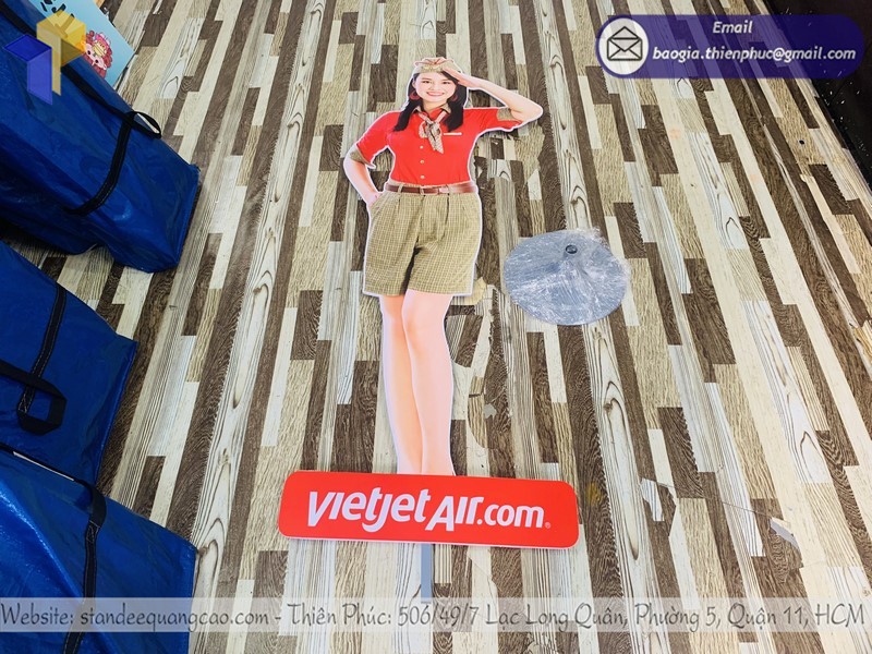 standee-tiep-vien-hang-khong-gon